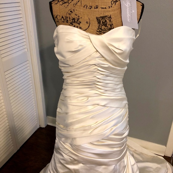 Kirstie Kelly Signature Wedding Dress - Picture 4 of 8